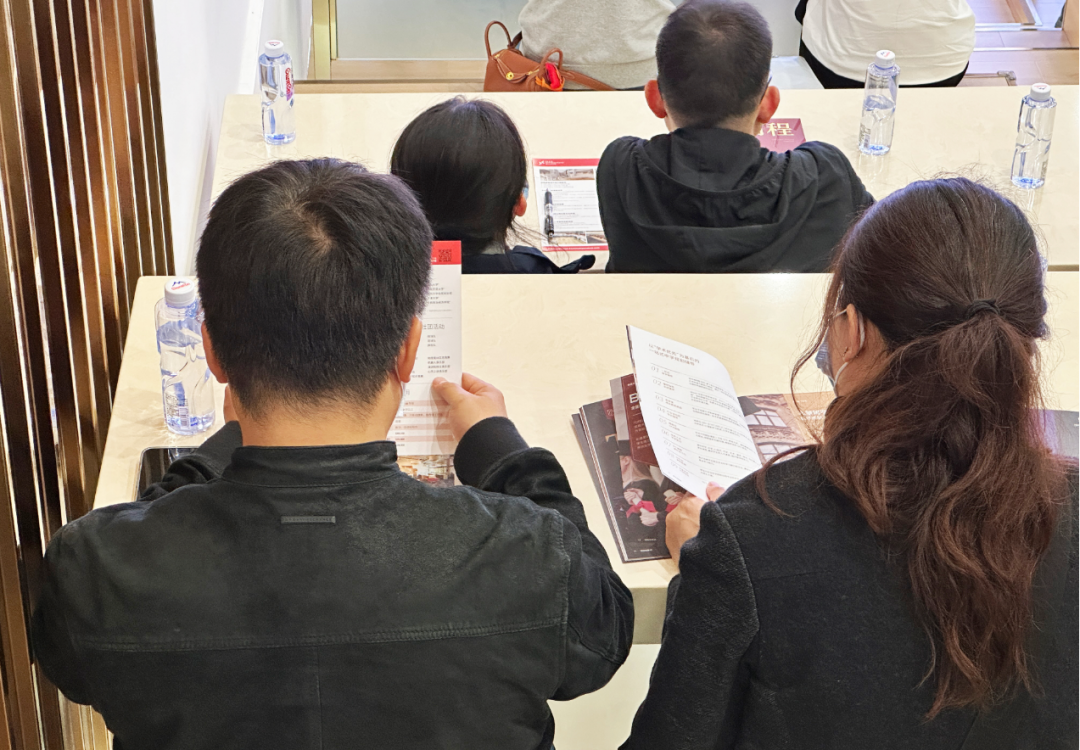 见面会现场家长翻阅资料